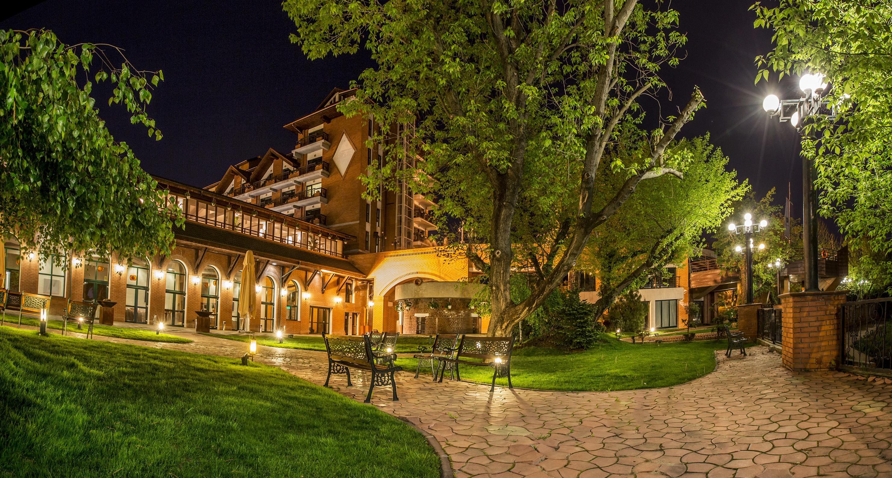 Caro Hotel Boekarest Buitenkant foto